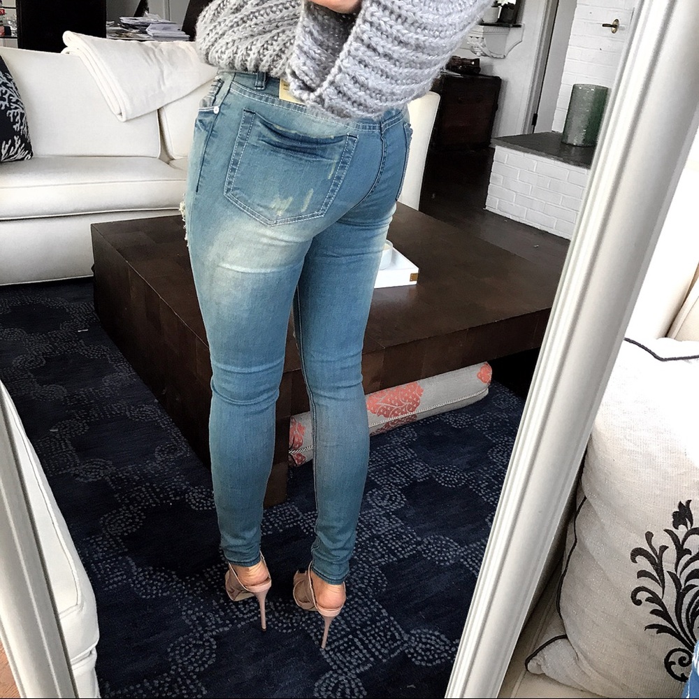 LAST ONE ‼️ S/24 👉🏼Distressed Blue Ripped Jeans  - Picture 4 of 8